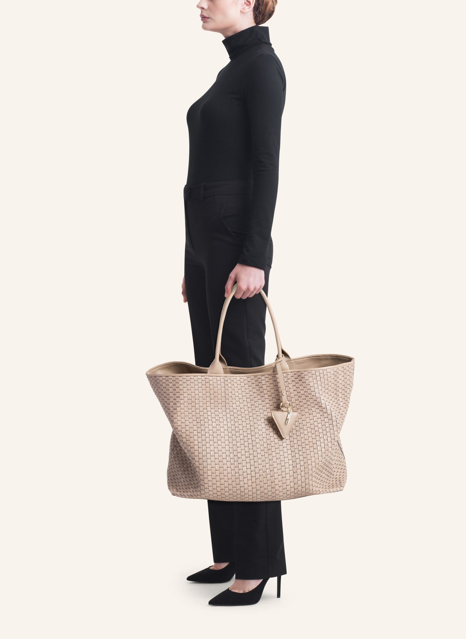 Parise 60 Large shopping bag Acacia styled with an outfit, demonstrating its versatility