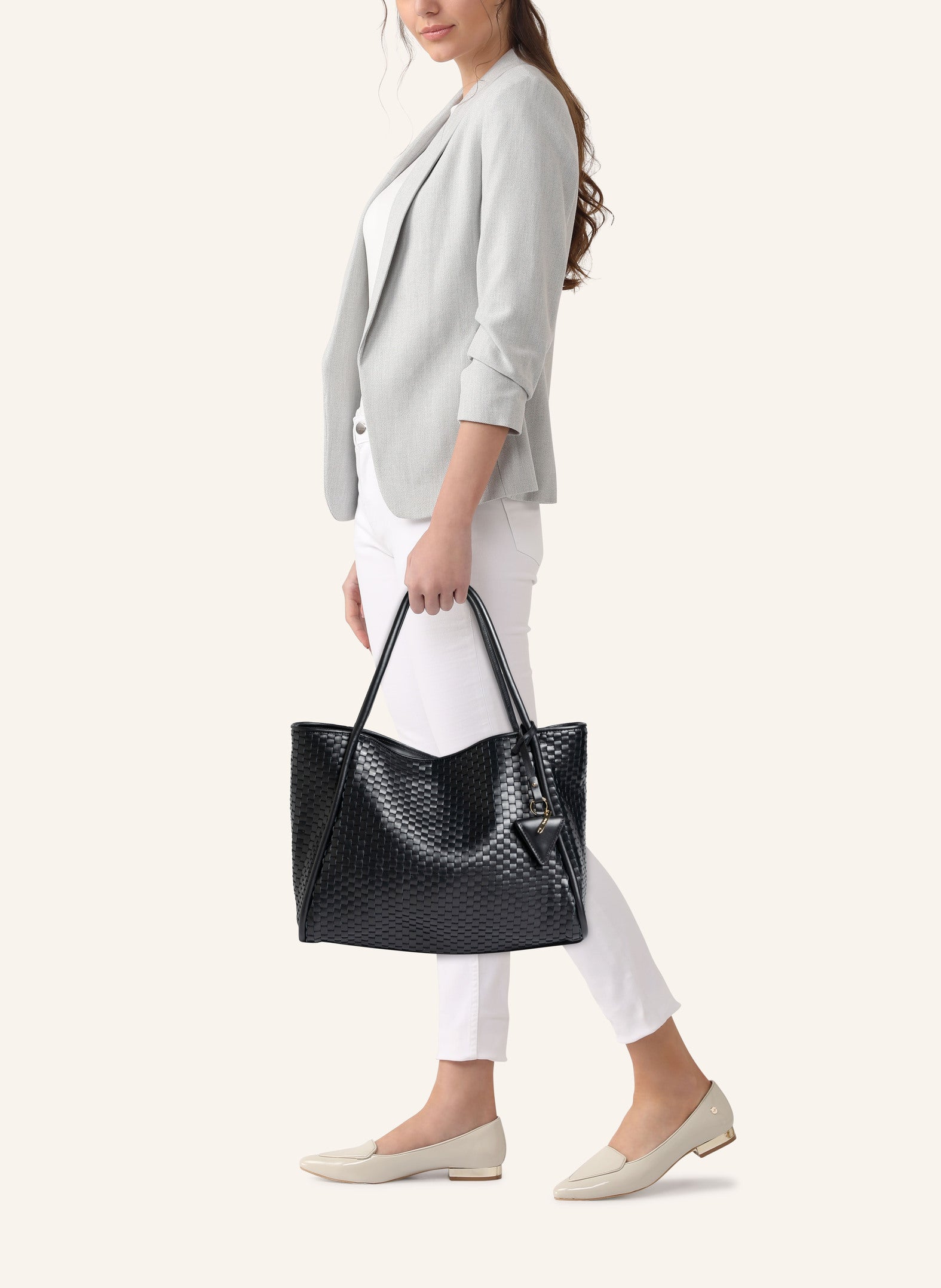Parise 09 Tubolar Plain bag styled with an outfit, demonstrating its versatility.