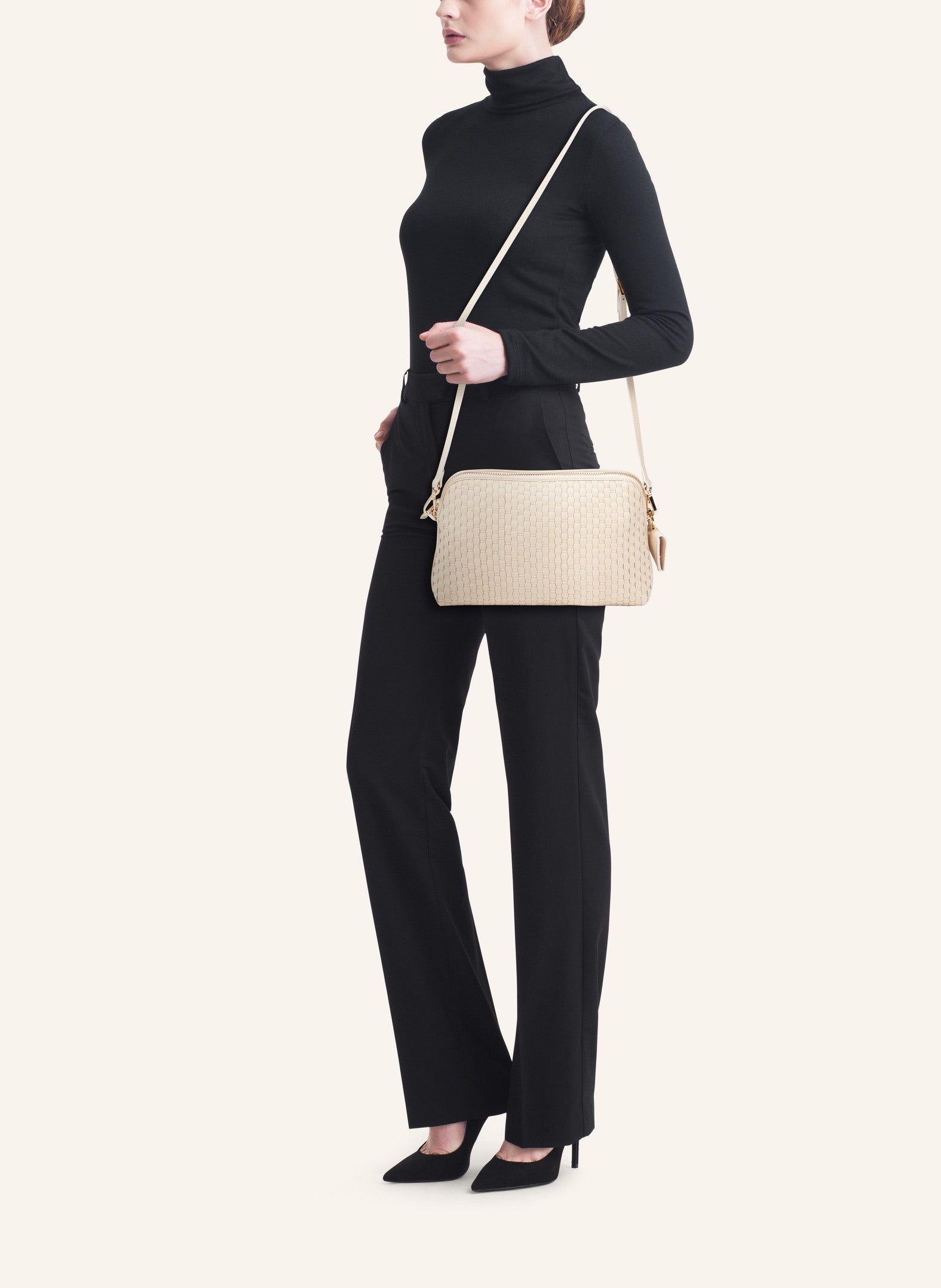 Model carrying the 1789 Regular bag in burro showing its versatility