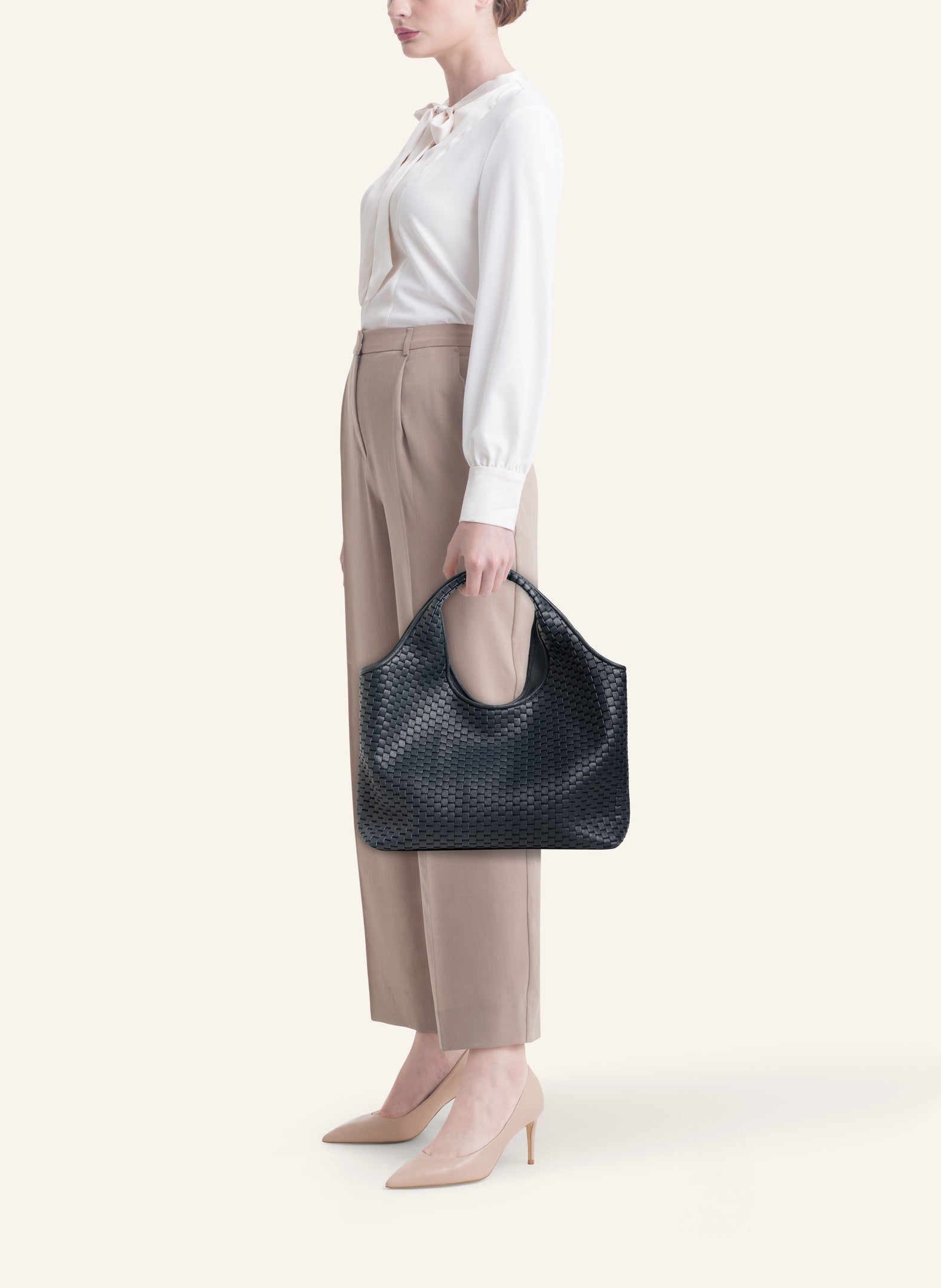 The Parise in Navy Blue 1312 Handlebag’worn by a model, designed for comfort and versatility